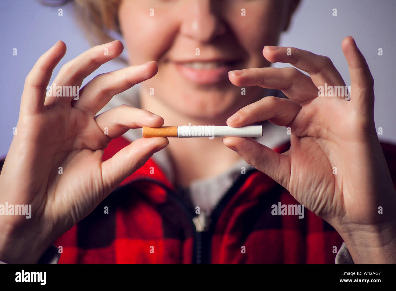 Smettere di fumare sigarette concetto. Rotture di sigaretta in mani. Esci da cattiva abitudine, la cura della salute e il concetto di popolo. Non fumare. Foto Stock