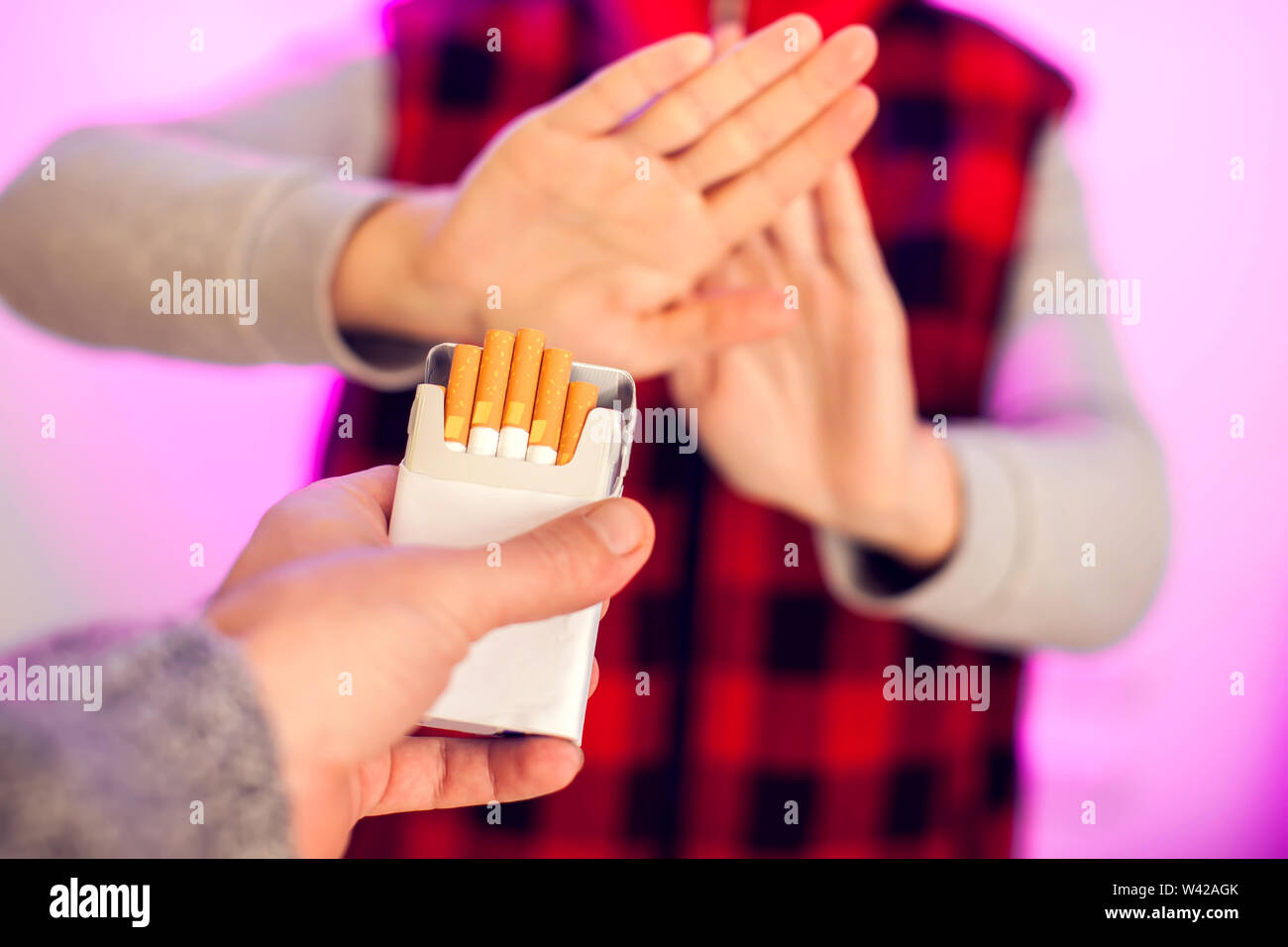 Smettere di fumare concetto. La mano si rifiuta offerta di sigaretta. Smettere di fumare e concetto healtcare Foto Stock