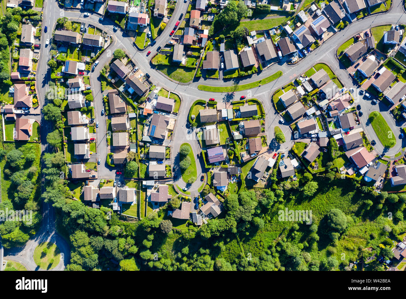 Antenna fuco vista della piccola sreets di avvolgimento e di strade in una zona residenziale di una piccola città Foto Stock