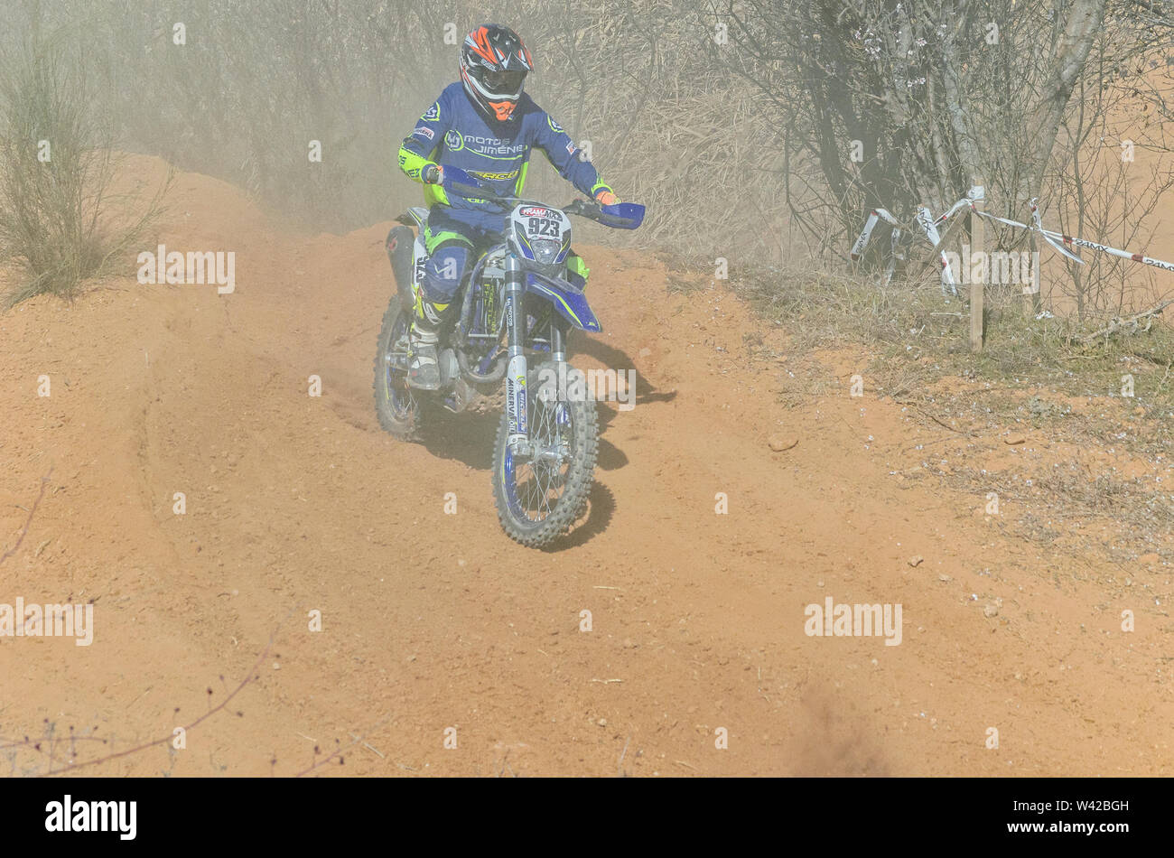 Spagna cross country campionato. Scena polverosi. Motociclista (numero 923), dopo una spettacolare salto con la sua Sherco motociclo, durante la gara. Foto Stock