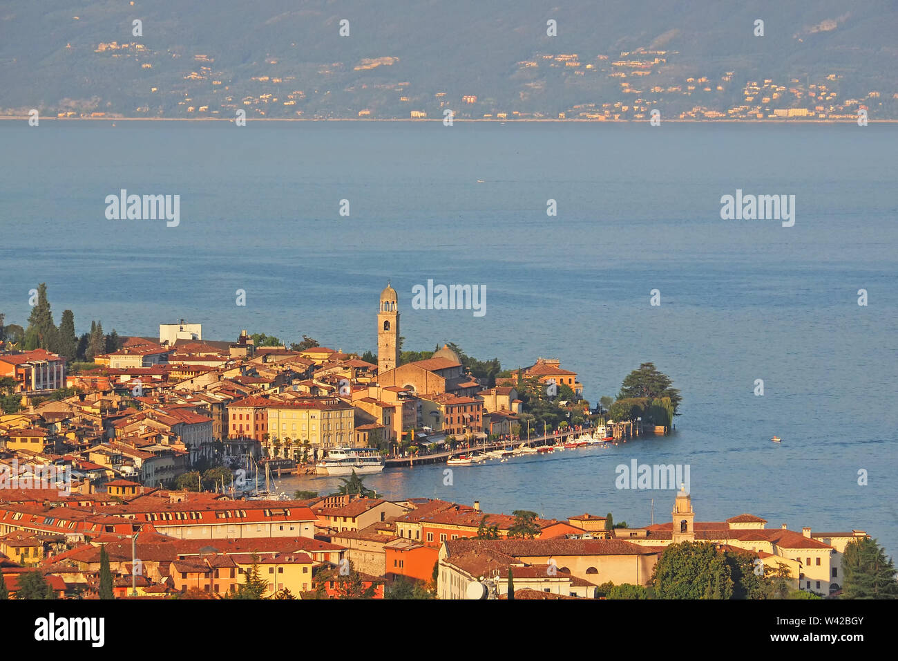 Vista aerea della città di Salo sul lago di Garda in Italia Foto Stock