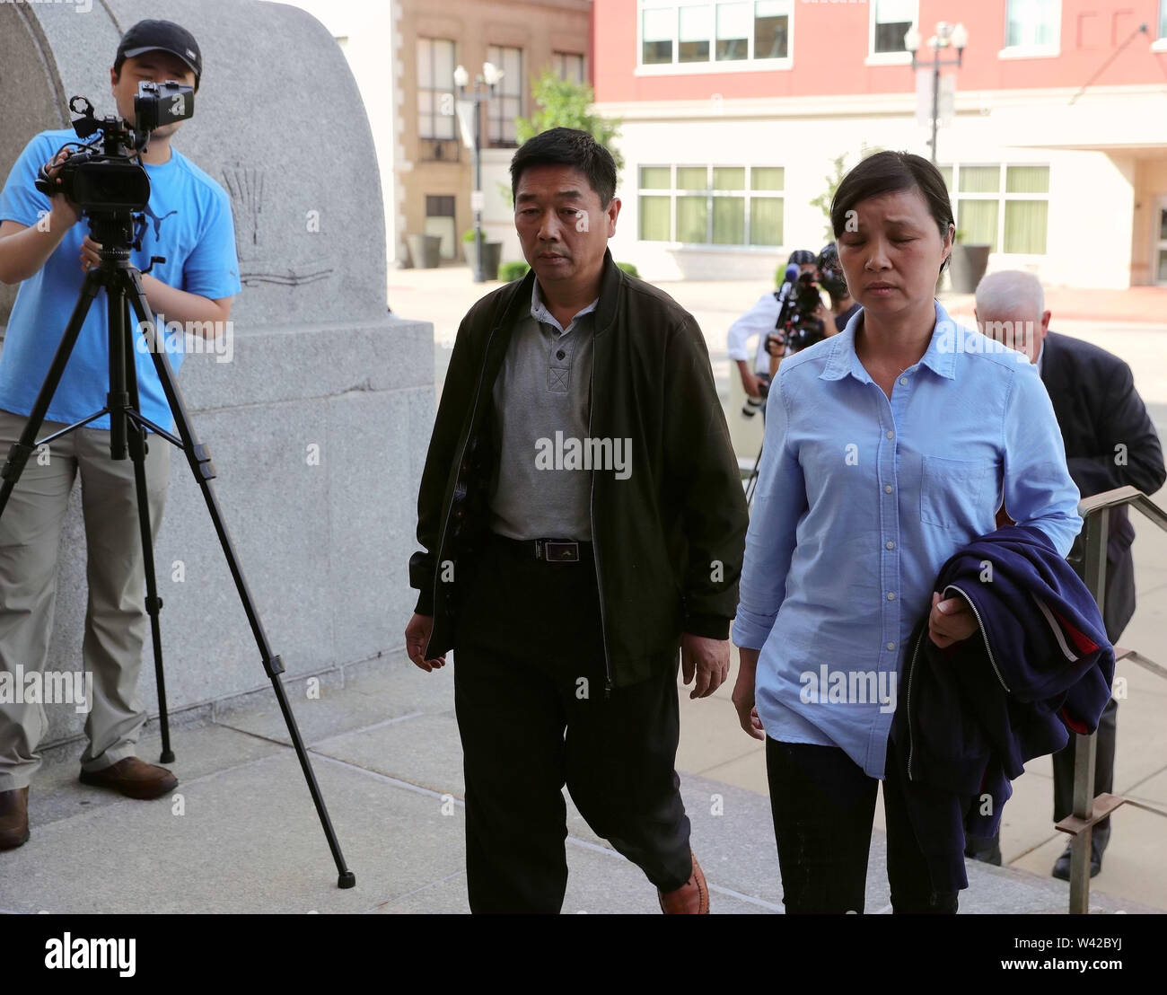 Pechino, USA. 18 Luglio, 2019. Membri della famiglia di studioso cinese Zhang Yingying testa a Federal Courthouse edificio in Peoria, Illinois, Stati Uniti, 18 luglio, 2019. Credito: Wang Ping/Xinhua/Alamy Live News Foto Stock