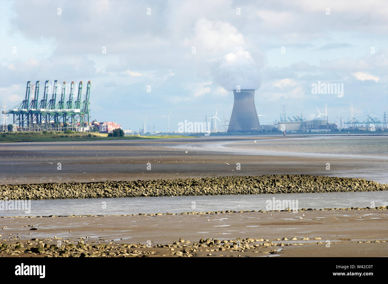 Doel Centrale Nucleare torri di raffreddamento con l'industria all'idrovia della Schelda occidentale di Walcheren, Zeeland, Paesi Bassi Foto Stock