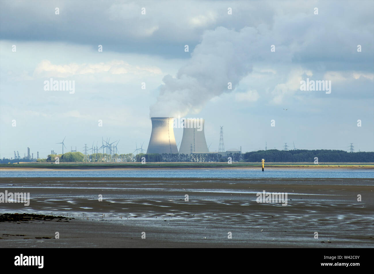Doel Centrale Nucleare in torri di raffreddamento a la Schelda occidentale a bassa marea con scanni di Walcheren, Zeeland, Paesi Bassi Foto Stock