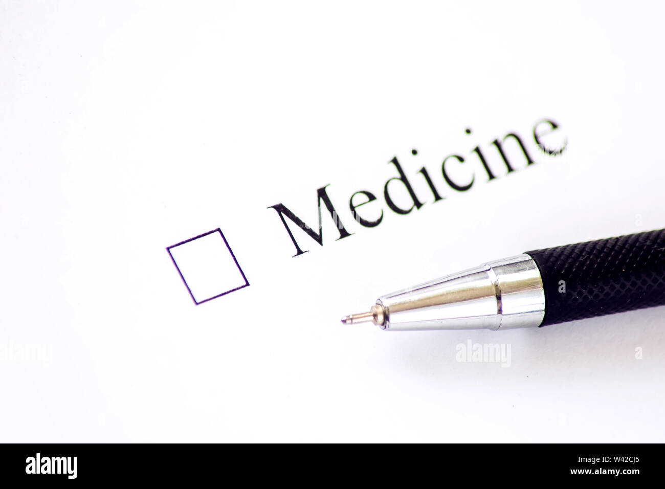 Medicina - casella di controllo con una croce sul libro bianco. Elenco di controllo del concetto. Foto Stock