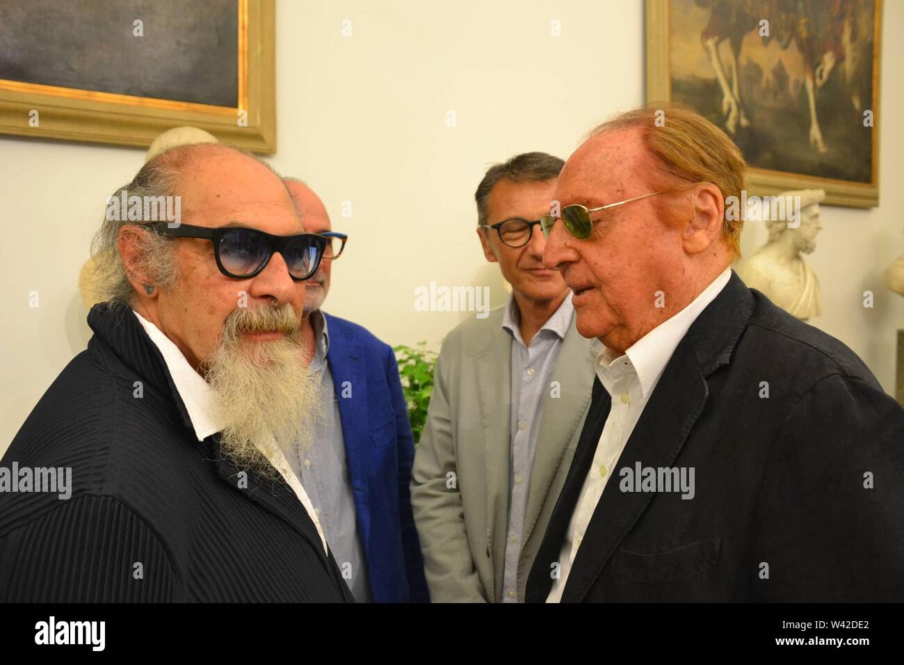 Saluti da amici nella sala della Protomoteca in Campidoglio per Luciano De Crescenzo. Nella foto di Roberto D'Agostino, Gegè Telesforo, Renzo Arbore (MARCELLINO RADOGNA/fotogramma, Roma - 2019-07-19) p.s. la foto e' utilizzabile nel rispetto del contesto in cui e' stata scattata, e senza intento diffamatorio del decoro delle persone rappresentate Foto Stock