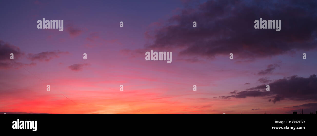 Cielo di tramonto sullo sfondo - serata colorata sky Foto Stock