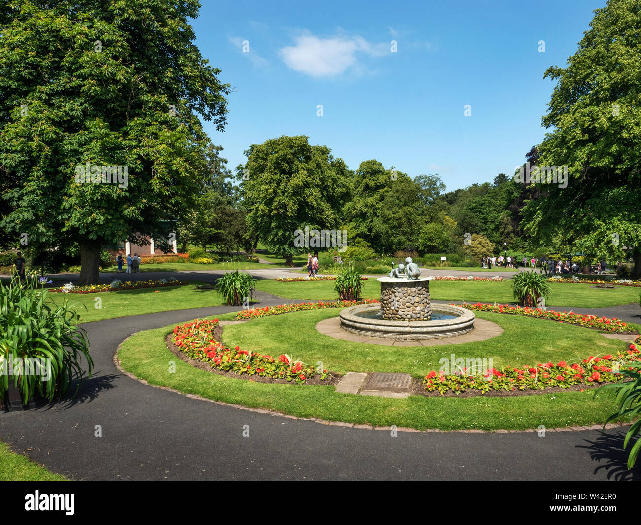 Giardini di valle in estate con la Fontana del Cherubino come un centrotavola Harrogate North Yorkshire, Inghilterra Foto Stock