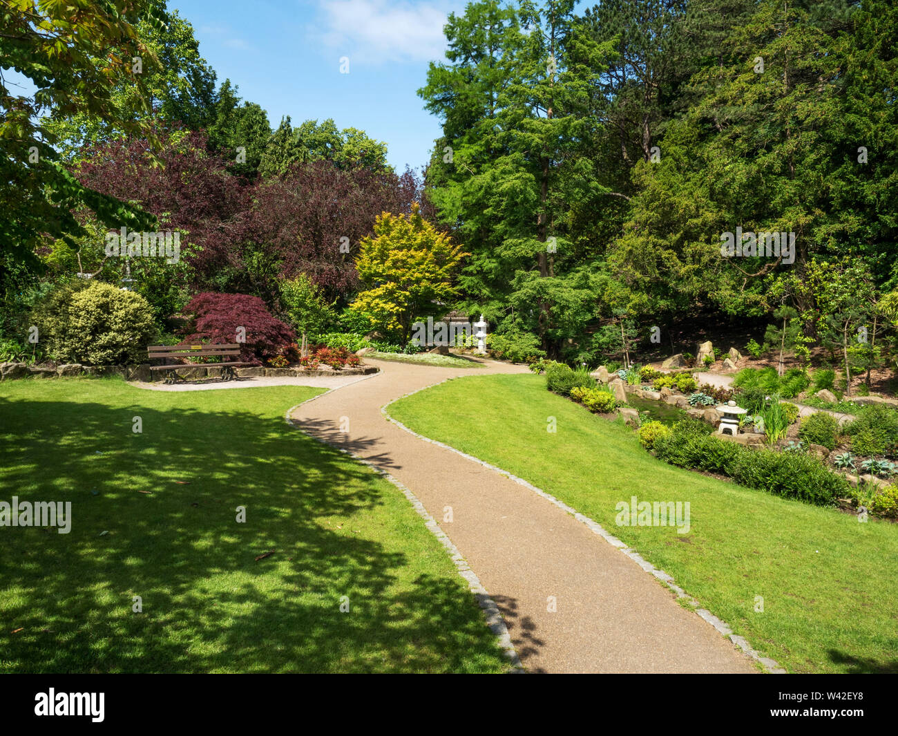Il Japenese giardino in estate in Valle Giardini Harrogate North Yorkshire, Inghilterra Foto Stock
