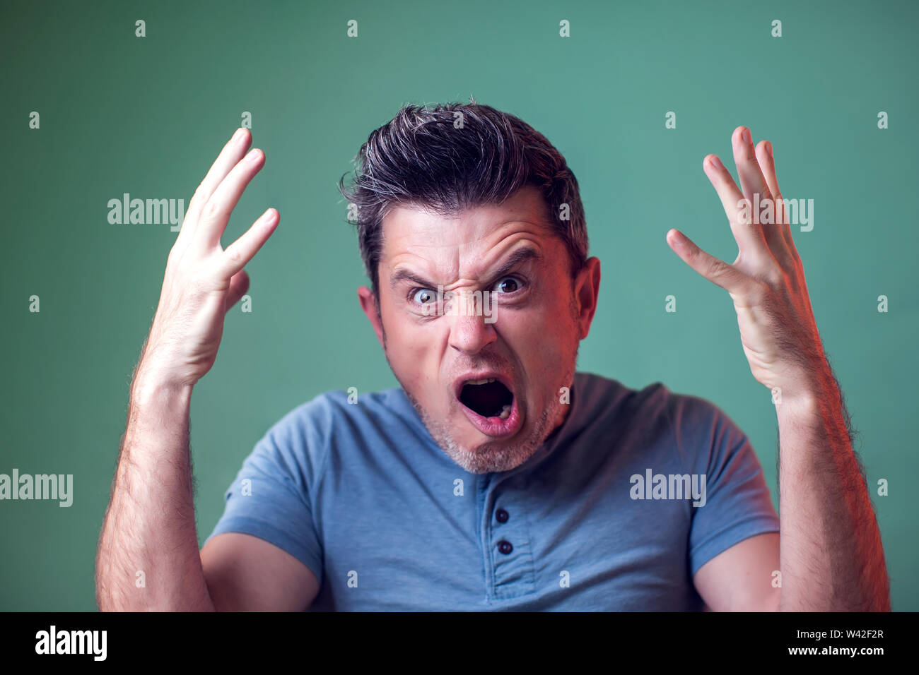 Persone, stile di vita e le emozioni del concetto. Ritratto di arrabbiato pianto uomo guardando la telecamera Foto Stock