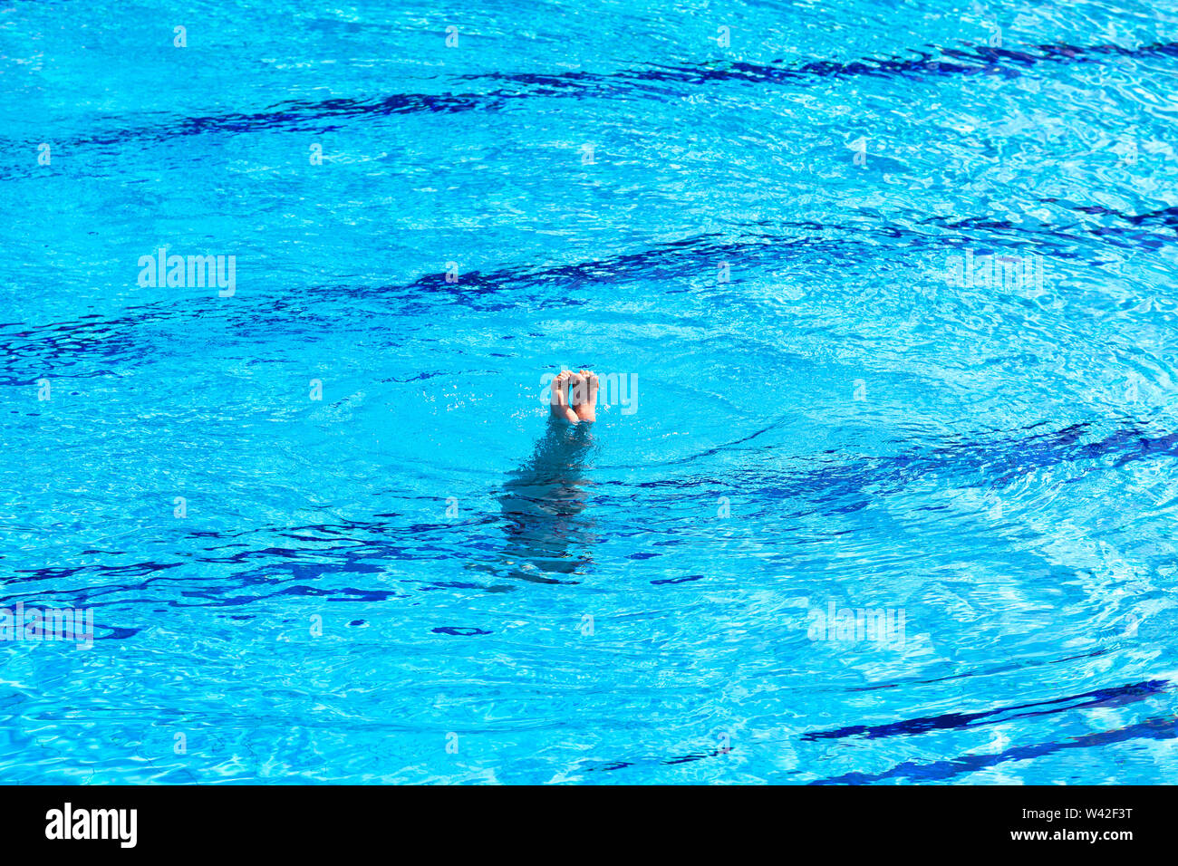 Donna subacqueo in piscina, piedi sopra l'acqua Foto Stock