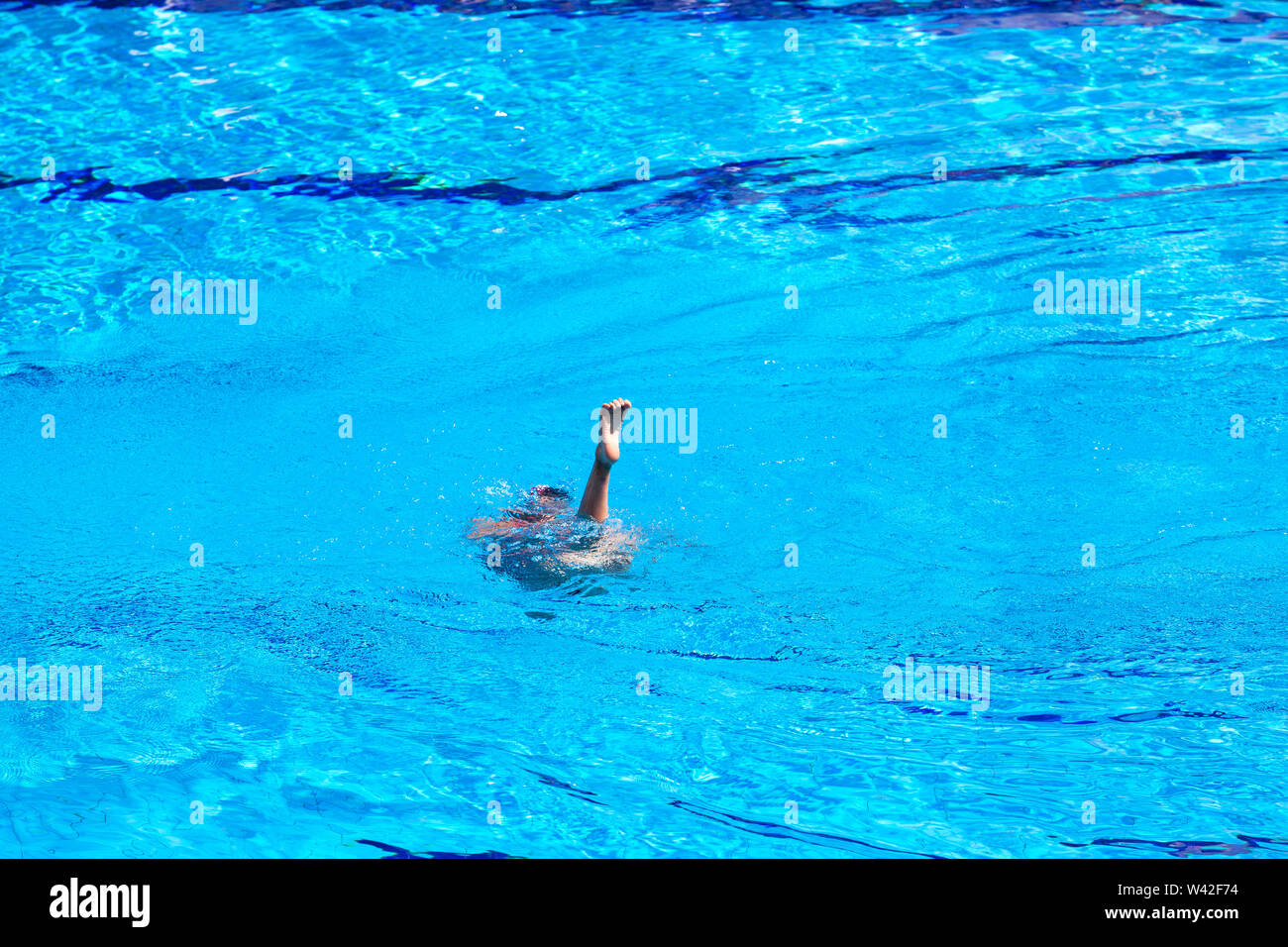 Donna subacqueo in piscina, piedi sopra l'acqua Foto Stock