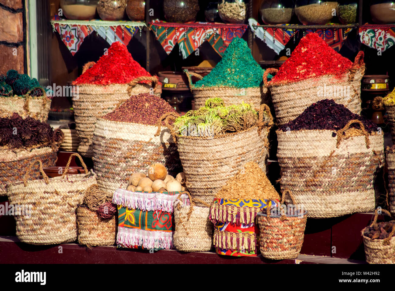 Sacchetti e cesto di colorate le erbe e le spezie nel mercato dell'Egitto Foto Stock