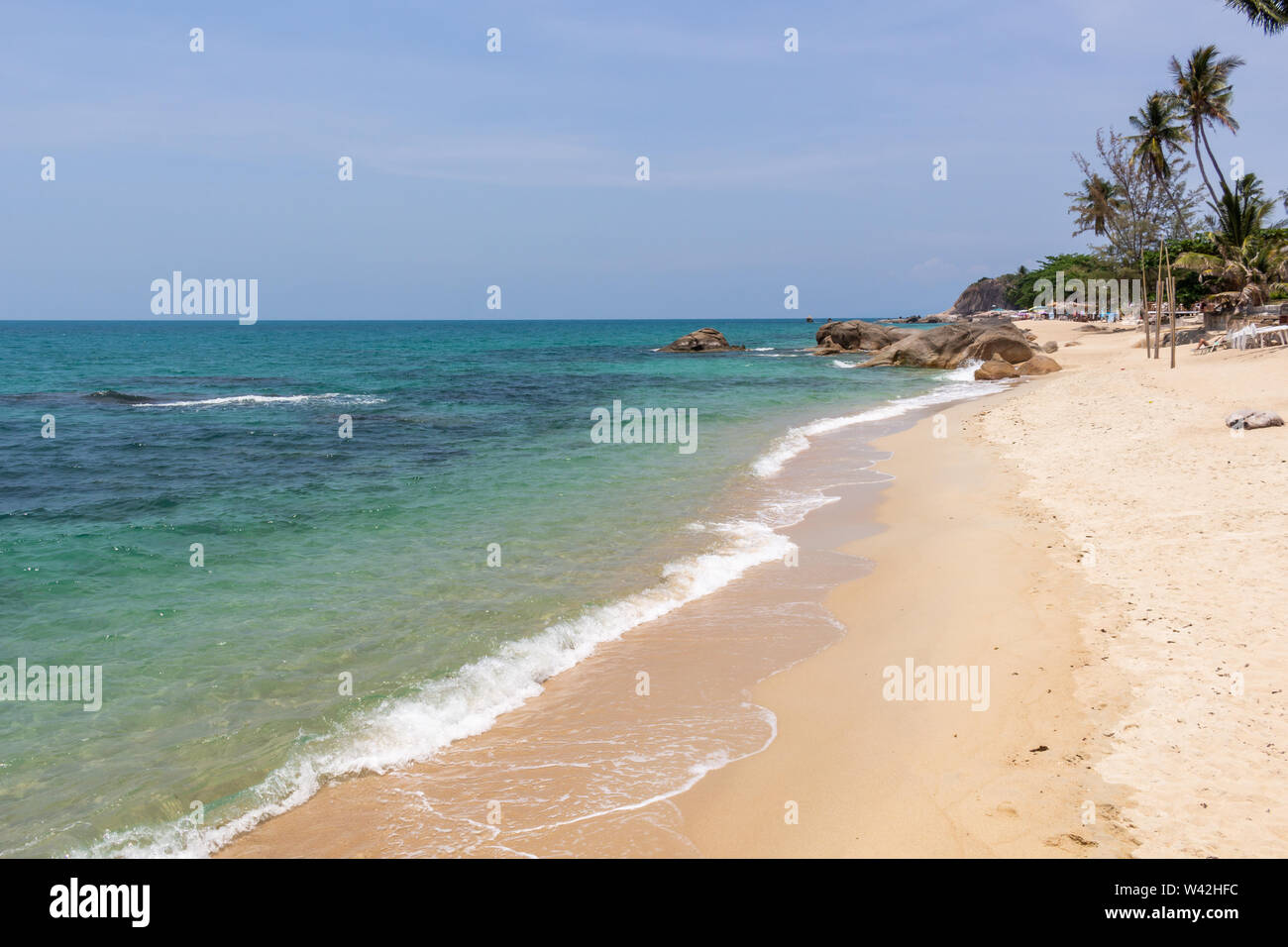 Con le sue sabbie dorate, Lamai Beach su Koh Samui Island è una delle migliori destinazioni tropicali in Thailandia Foto Stock