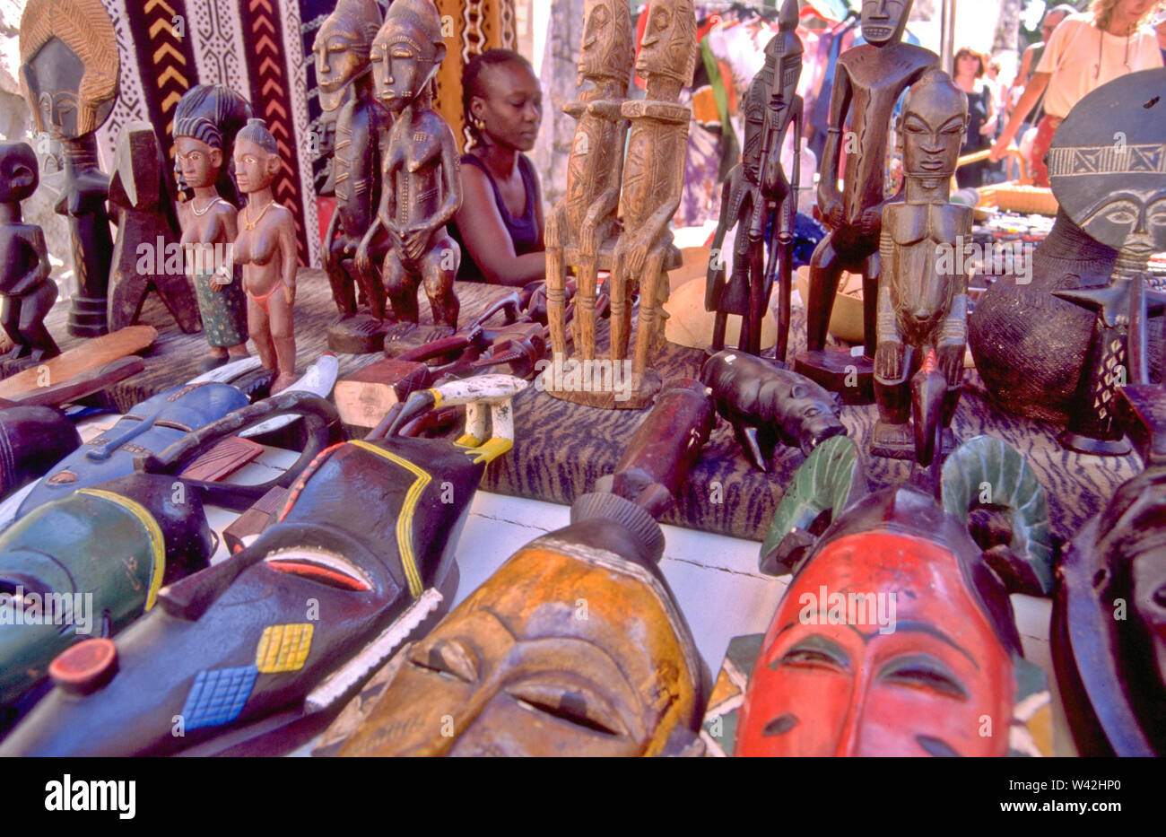L'arte africana è stata un punto di riferimento nei mercati delle pulci in Provenza. Maschere e sculture sono state una tariffa comune. Foto Stock