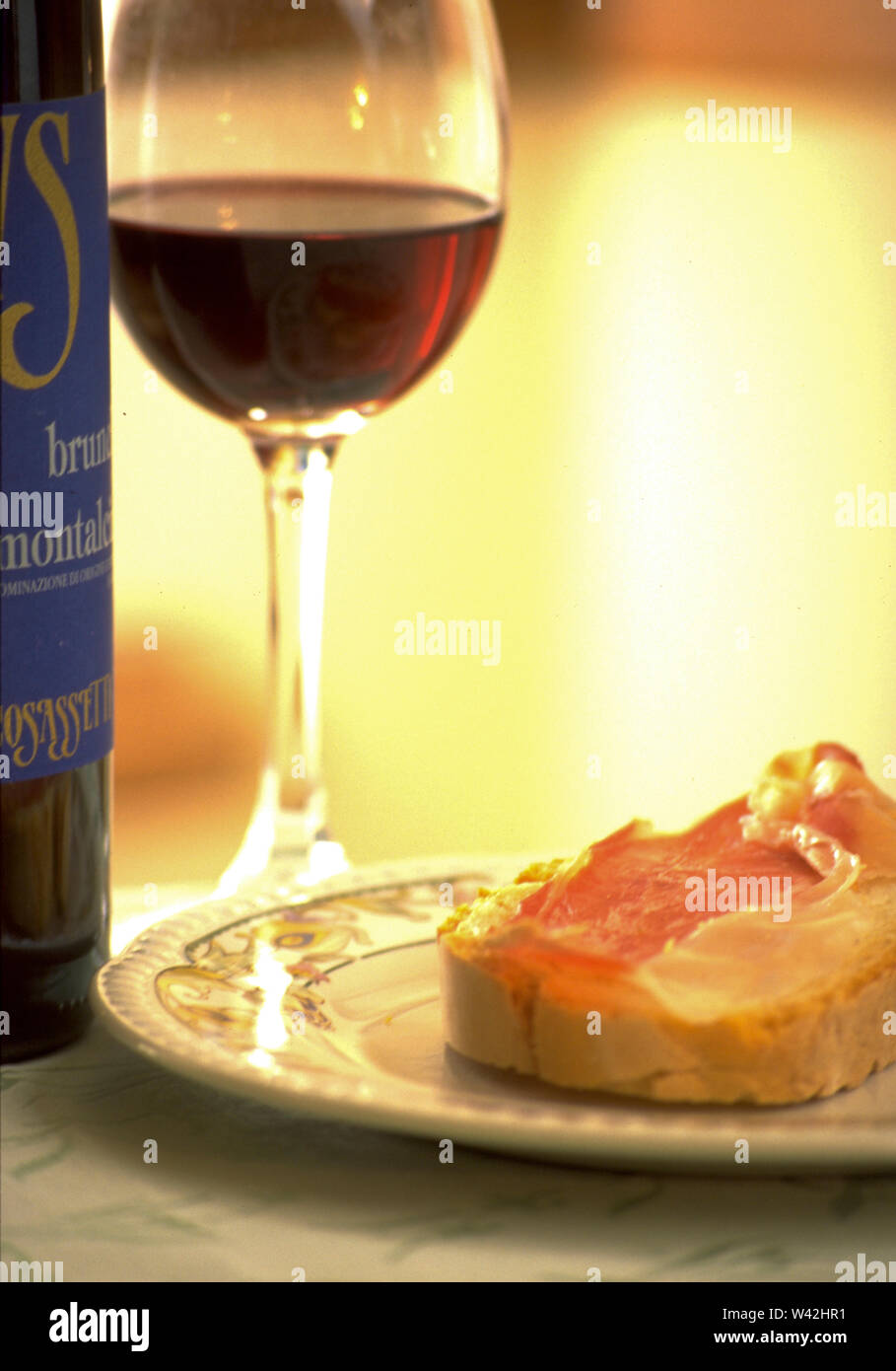 Aperitivo composto da Brunello di Montalcino e prosciutto e pane di Vasco  Sassetti, è ideale per uno spuntino Foto stock - Alamy