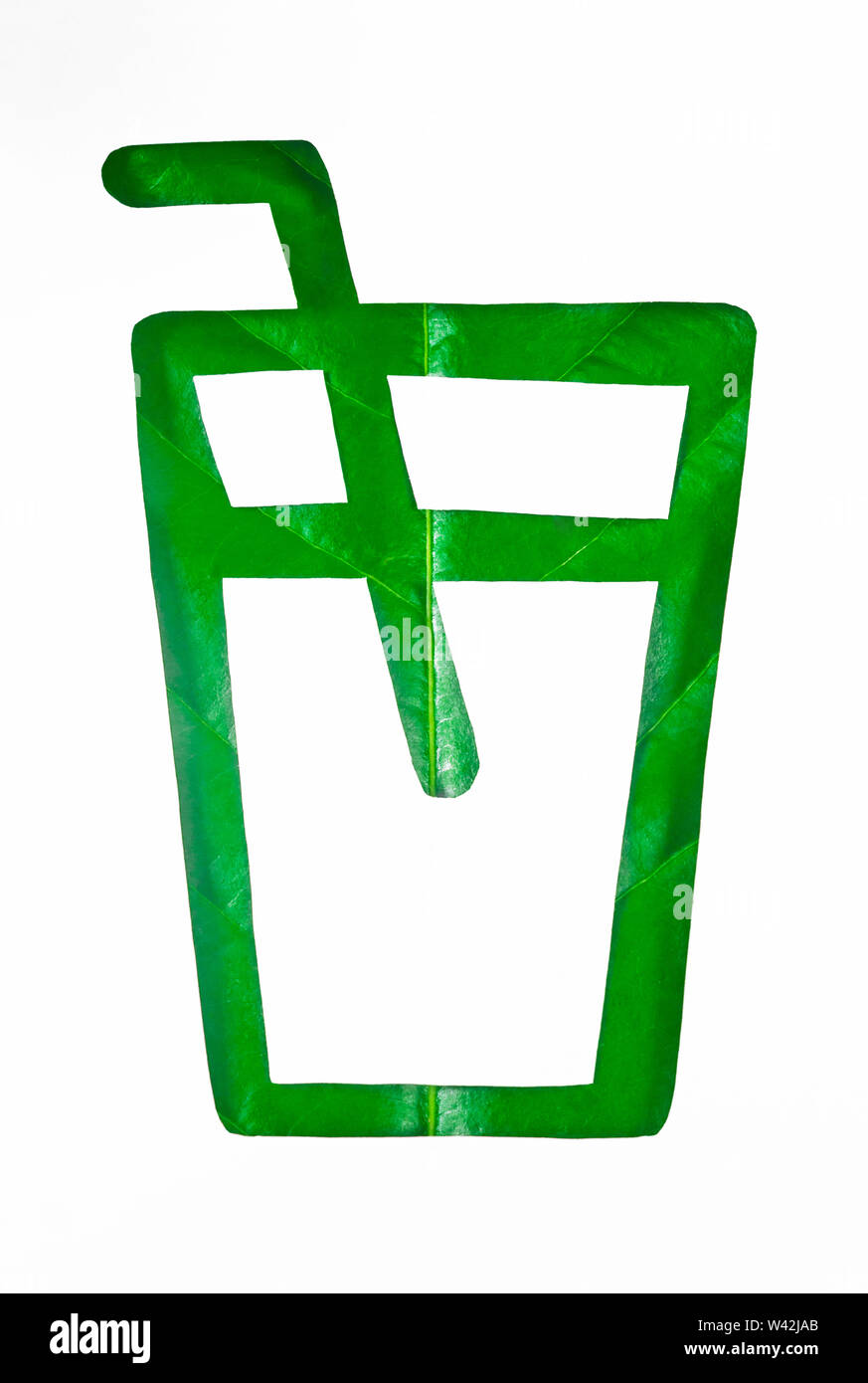 Tazza di caffè fatti di carta ritagliata su verde foglia albero. Pacchetto biodegradabile concetto. Foto Stock