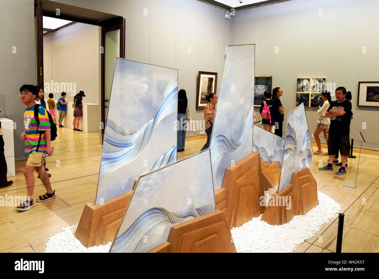 (190719) -- PECHINO, luglio 19, 2019 (Xinhua) -- la gente visita 'Splendide Cina -- i ricami di Suzhou elaborare opere d'Arte" mostra presso il Museo Nazionale d'arte della Cina (NAMOC) a Pechino, capitale della Cina, luglio 19, 2019. Apertura qui il venerdì, la mostra presenta una ricca collezione di opere di cinese di Suzhou ricamo maestri nell'epoca contemporanea. (Xinhua/Jin Liangkuai) Foto Stock