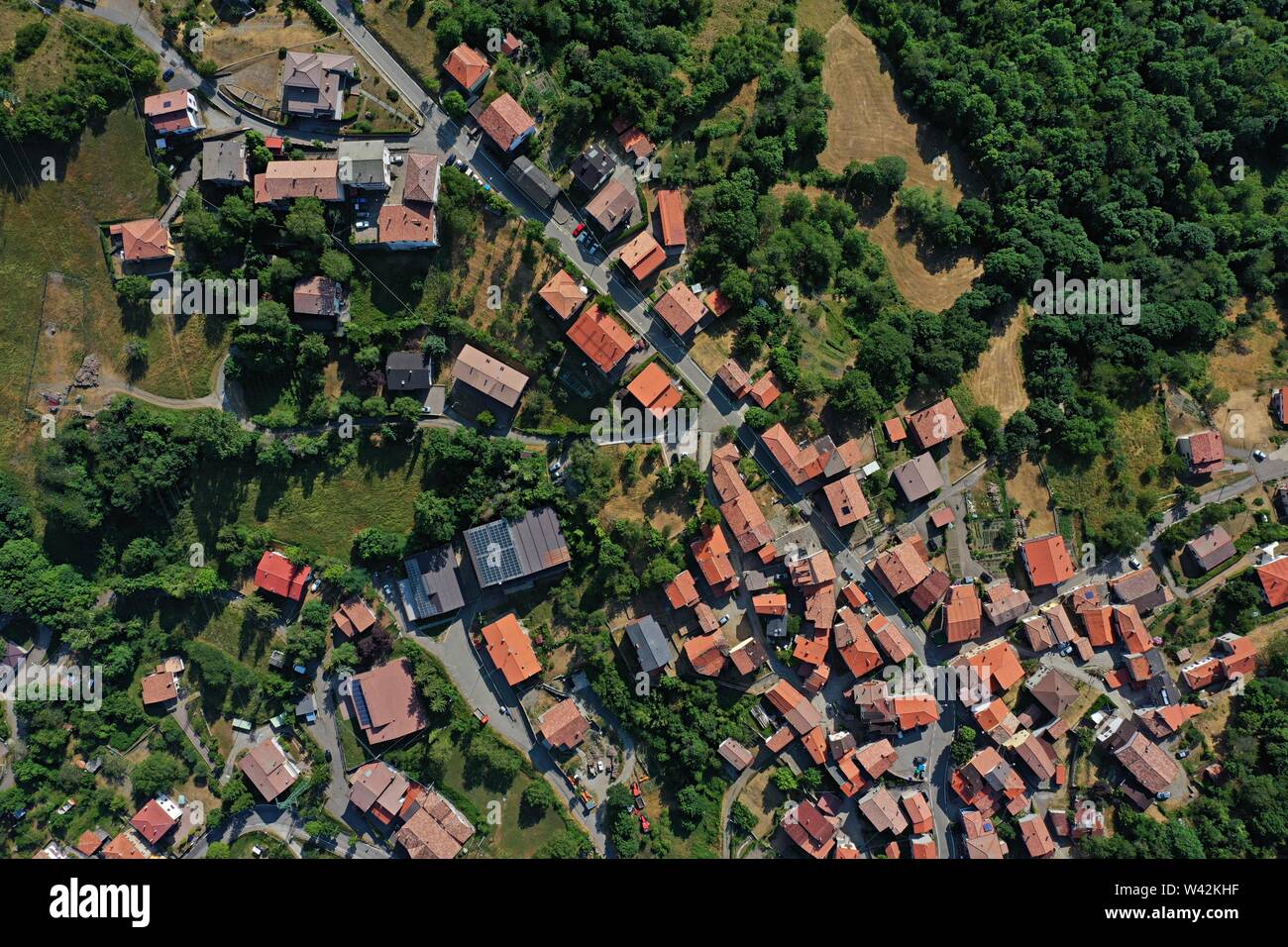 Vista aerea di Ligonchio Village e il suo lago della centrale idroelettrica. Reggio Emilia / Italia Foto Stock