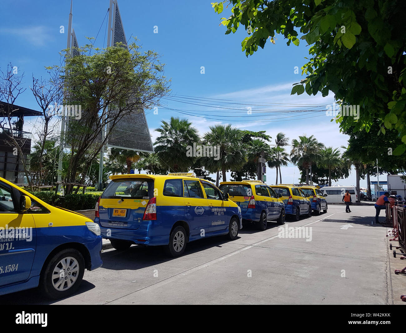 PATTATA, Tailandia - 29 giugno: blue giallo taxi-metri parcheggio della cabina nei parcheggi lato del Festival centrale spiaggia di Pattaya shopping store in giugno Foto Stock