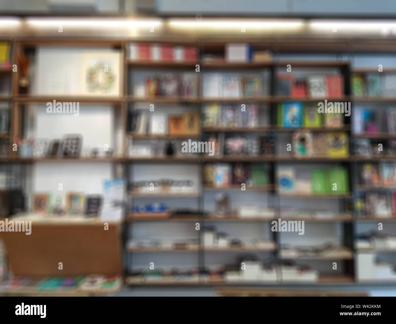 Abstract sfocato di libri sullo scaffale in biblioteca, abstract blur effetti sfocati. biblioteca e la conoscenza per il concetto di sfondo Foto Stock