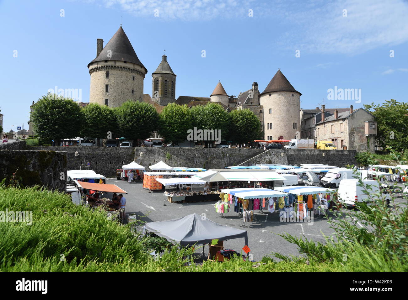 Torre Zizim e mercato - Bourganeuf nel Dipartimento della Creuse nella regione Nouvelle-Aquitaine nella Francia centrale Foto Stock
