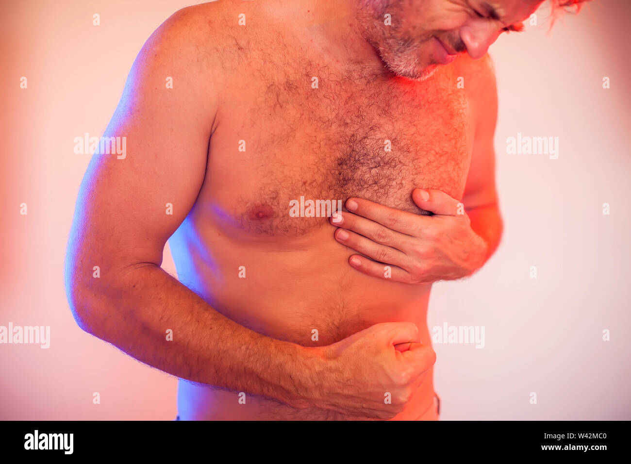 L'uomo ha un forte attacco di cuore. La gente, la sanità e la medicina concept Foto Stock