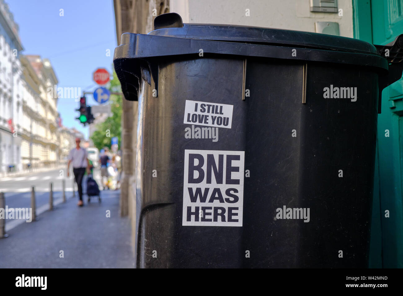 "BNE era qui e io ti amo ancora' stickers incollato a un nero nel cestino sulla strada di Zagabria, Croazia Foto Stock