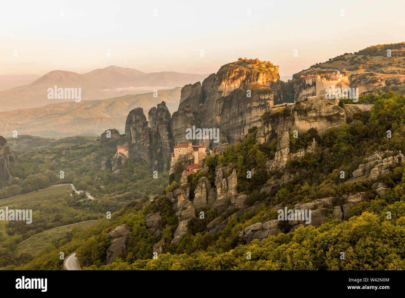 Meteora, Grecia. Sunrise presso i monasteri bizantini di Varlaam e grande Meteoron nelle rocce di Meteora in Kalambaka Foto Stock