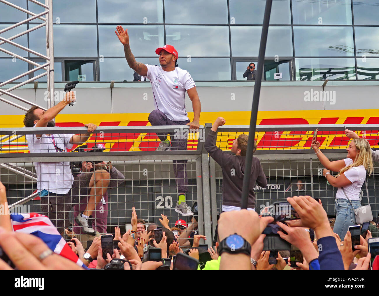 Lewis Hamilton, onde ventole, attesa in pit lane, dopo la venuta prima, il Gran Premio di Gran Bretagna a Silverstone, 14 Luglio 2019 Foto Stock