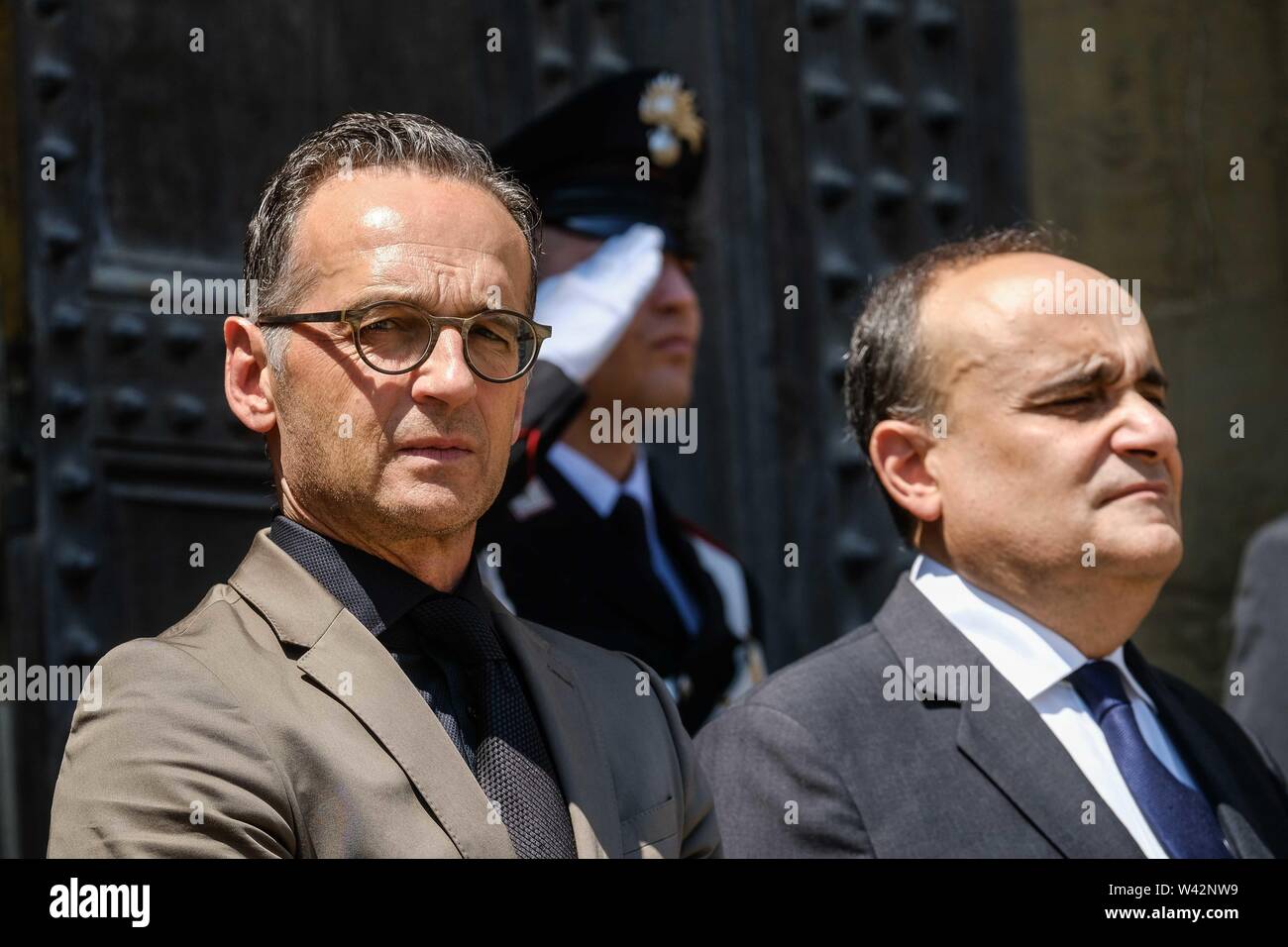 Palazzo Pitti, Sala Bianca. Cerimonia per il ritorno di Van Huysum 'vaso di fiori' rubato durante la Seconda Guerra Mondiale. Nella foto, i ministri Alberto Bonisoli e Heiko Maas (Claudio Fusi/fotogramma, Firenze - 2019-07-19) p.s. la foto e' utilizzabile nel rispetto del contesto in cui e' stata scattata, e senza intento diffamatorio del decoro delle persone rappresentate Foto Stock