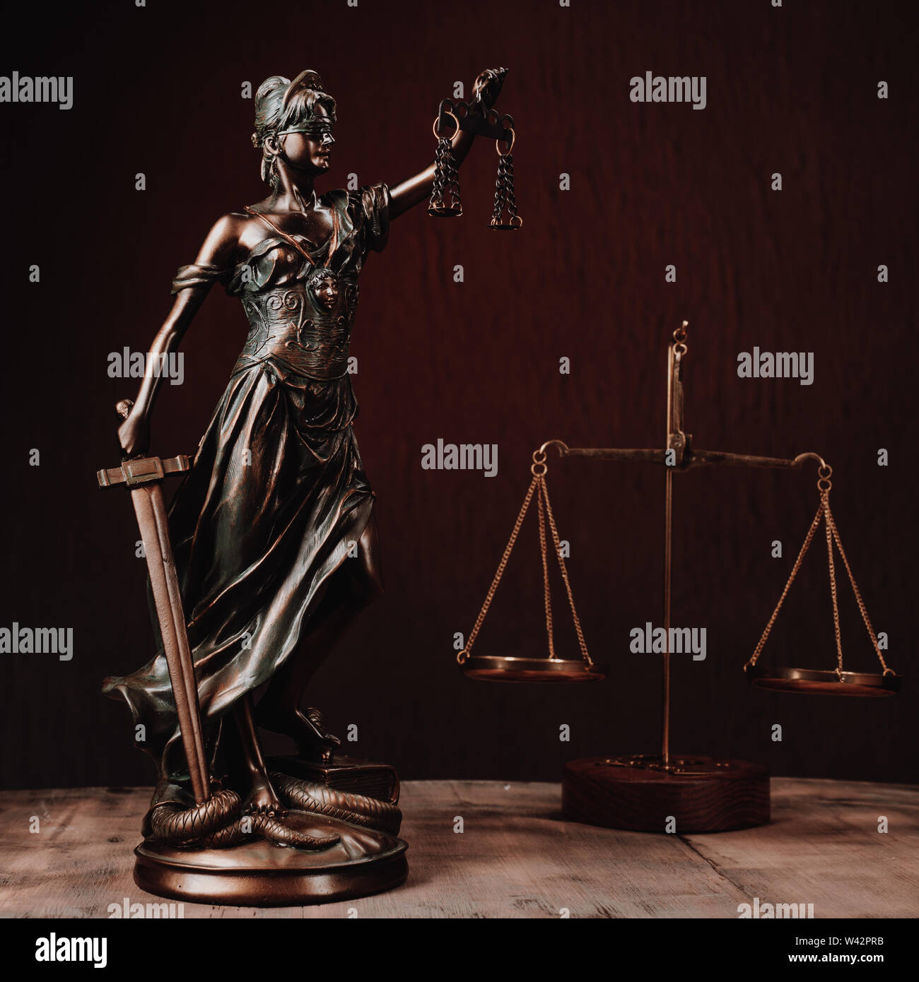 Legge uffici di avvocati legal statua greca dea cieca Themis bronzo statuetta statuetta con scale di giustizia. - Immagine Foto Stock