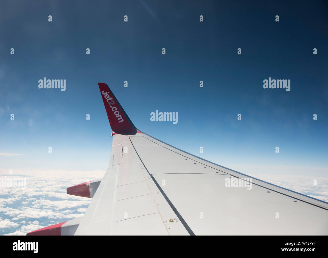 Getto 2 ALA DI AEROMOBILE fotografato attraverso una finestra del piano contro il cielo blu chiaro Foto Stock