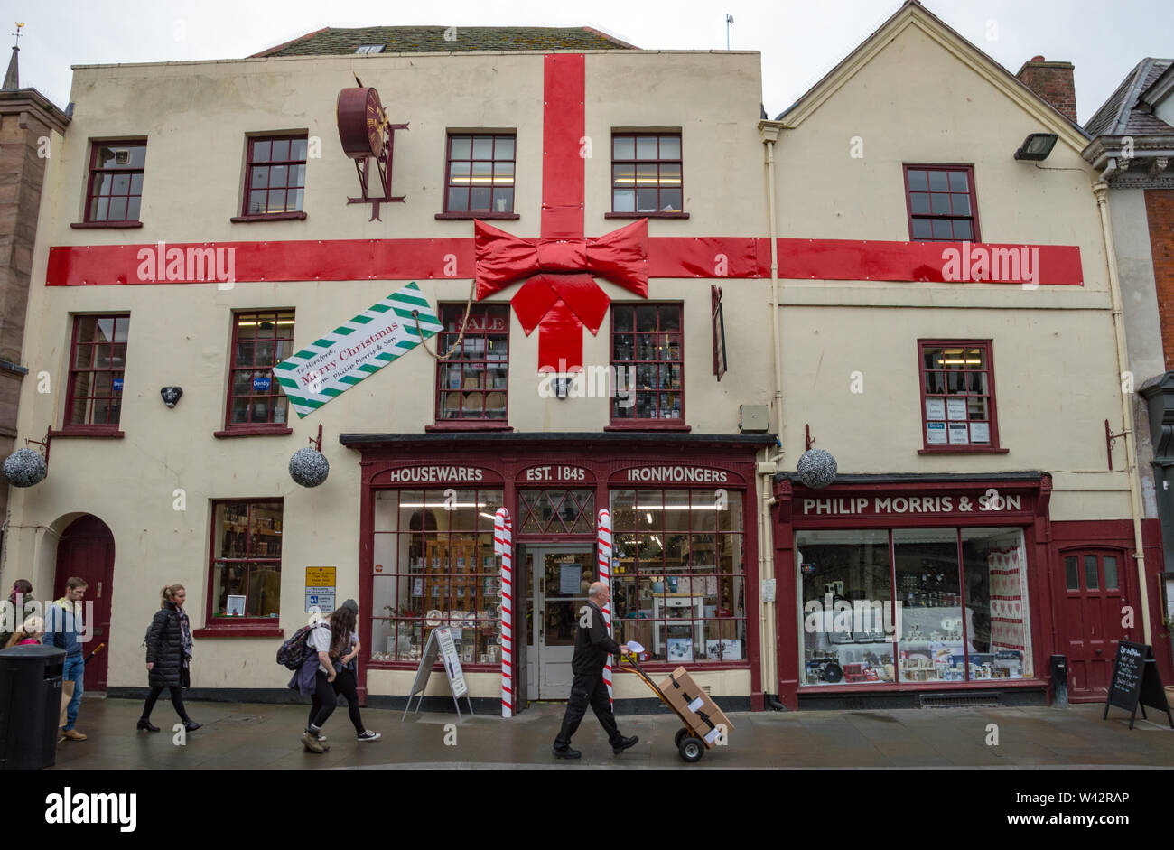 La Philip Morris & Figlio Ironmonger del negozio, Hereford. Decorato per il Natale. Foto Stock