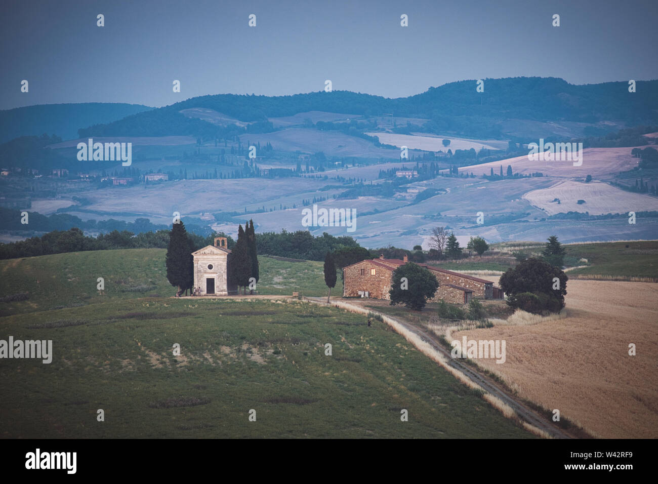Foto della cappella Vitaleta sulla toscana al tramonto Foto Stock