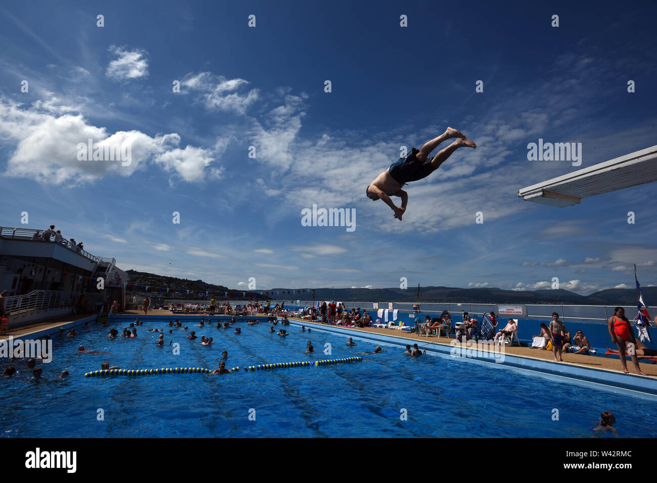 Tempo caldo foto a Gourock piscina esterna, raffigurato è Brian Cargill che mostra la sua abilità di immersione. 18/07/16 Foto Stock