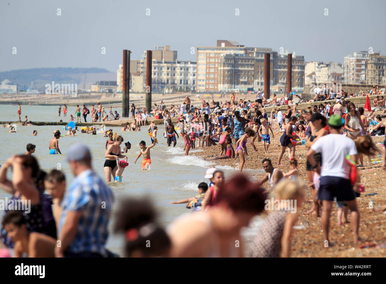 Persone potrete crogiolarvi al sole sulla spiaggia di Brighton in East Sussex godendo l'ondata di caldo che sta colpendo il Regno Unito. 24 Agosto 2016 Foto Stock