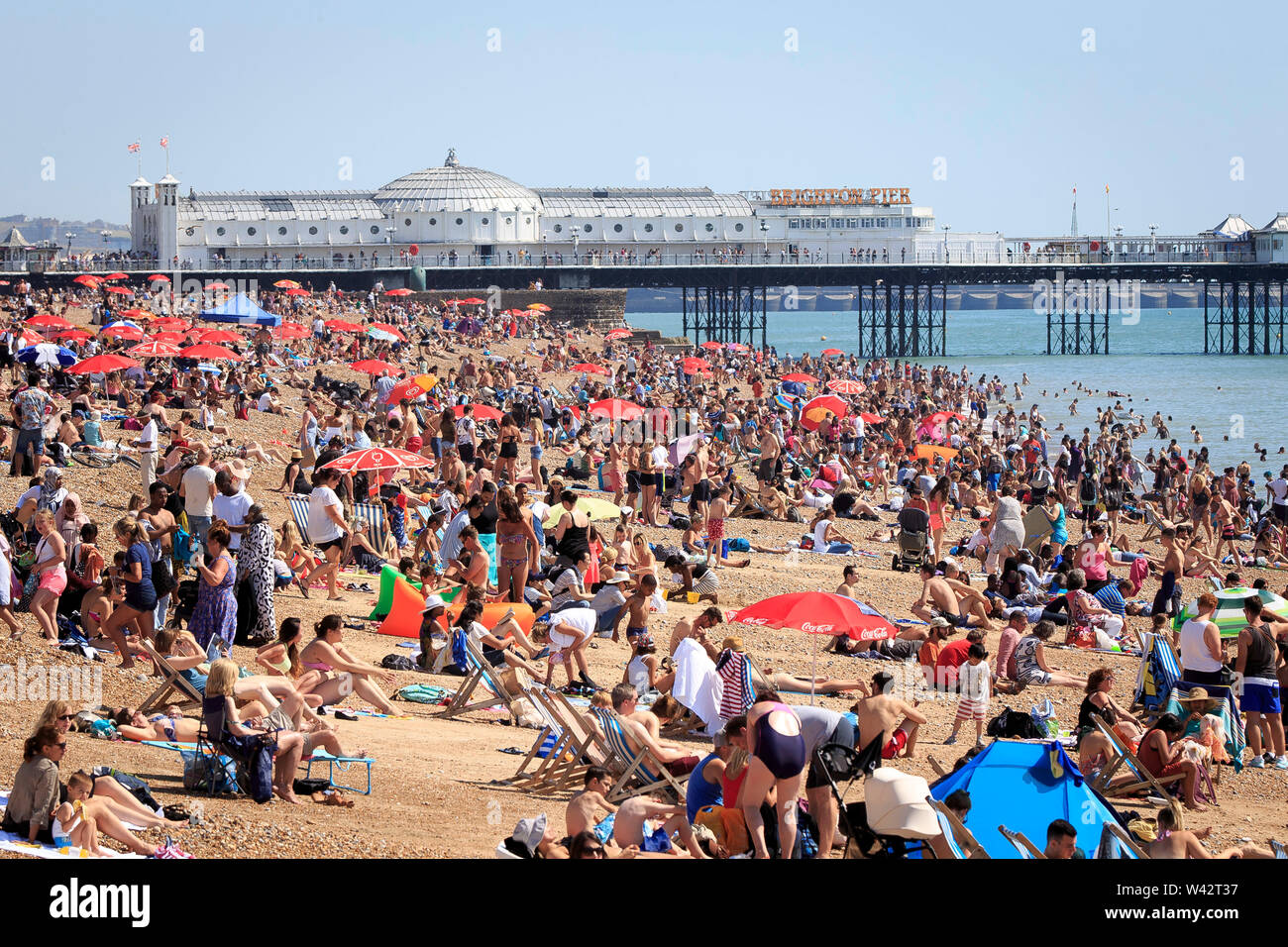 Persone potrete crogiolarvi al sole sulla spiaggia di Brighton in East Sussex godendo l'ondata di caldo che sta colpendo il Regno Unito. 24 Agosto 2016 Foto Stock