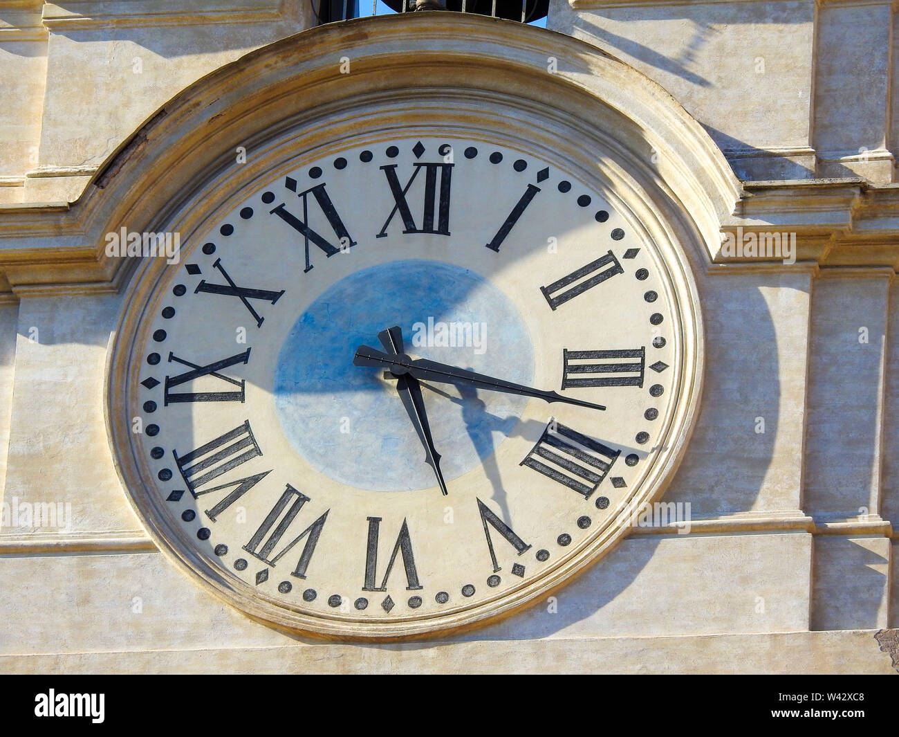 Orologio sulla torre campanaria di Palazzo Montecitorio, sede della Camera dei Deputati italiana a Roma Foto Stock