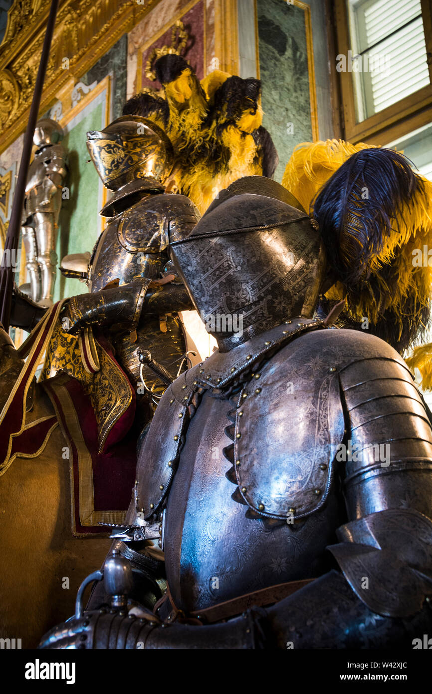 Medieval armature in mostra nel palazzo di Torino Foto Stock