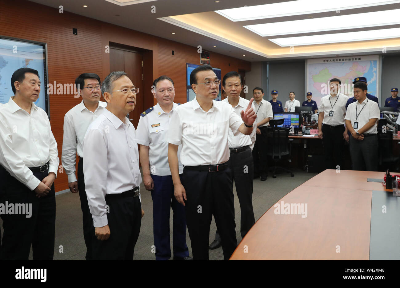 (190719) -- PECHINO, luglio 19, 2019 (Xinhua) -- il Premier cinese LI Keqiang rende un controllo presso il ministero nella gestione delle situazioni di emergenza a Pechino Capitale della Cina, luglio 19, 2019. Li ha presieduto un controllo delle alluvioni e siccità rilievo conferenza di lavoro durante la sua ispezione. Alla riunione, Li accordi per la corrente e la successiva fase di controllo delle inondazioni e di soccorso in caso di catastrofe lavoro. (Xinhua/Yao Dawei) Foto Stock