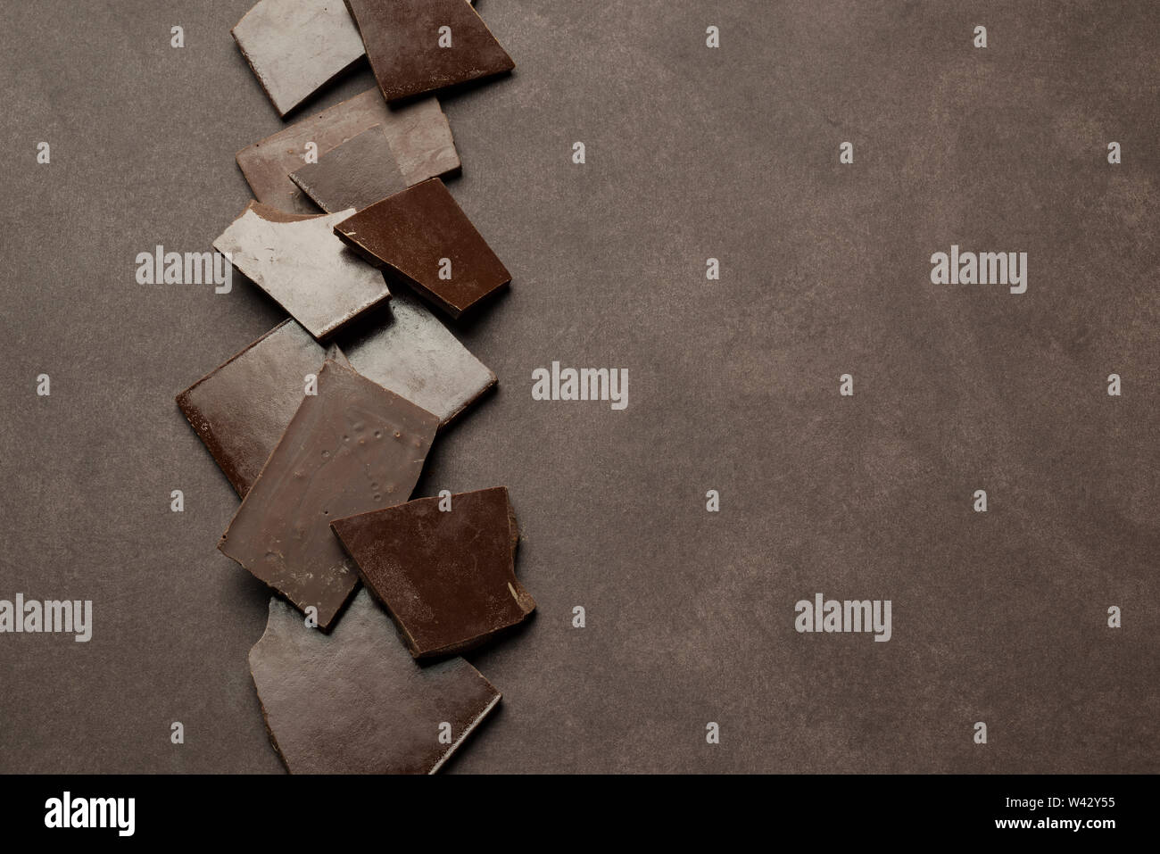 Dark Chocolate chunk su sfondo marrone con copyspace Foto Stock