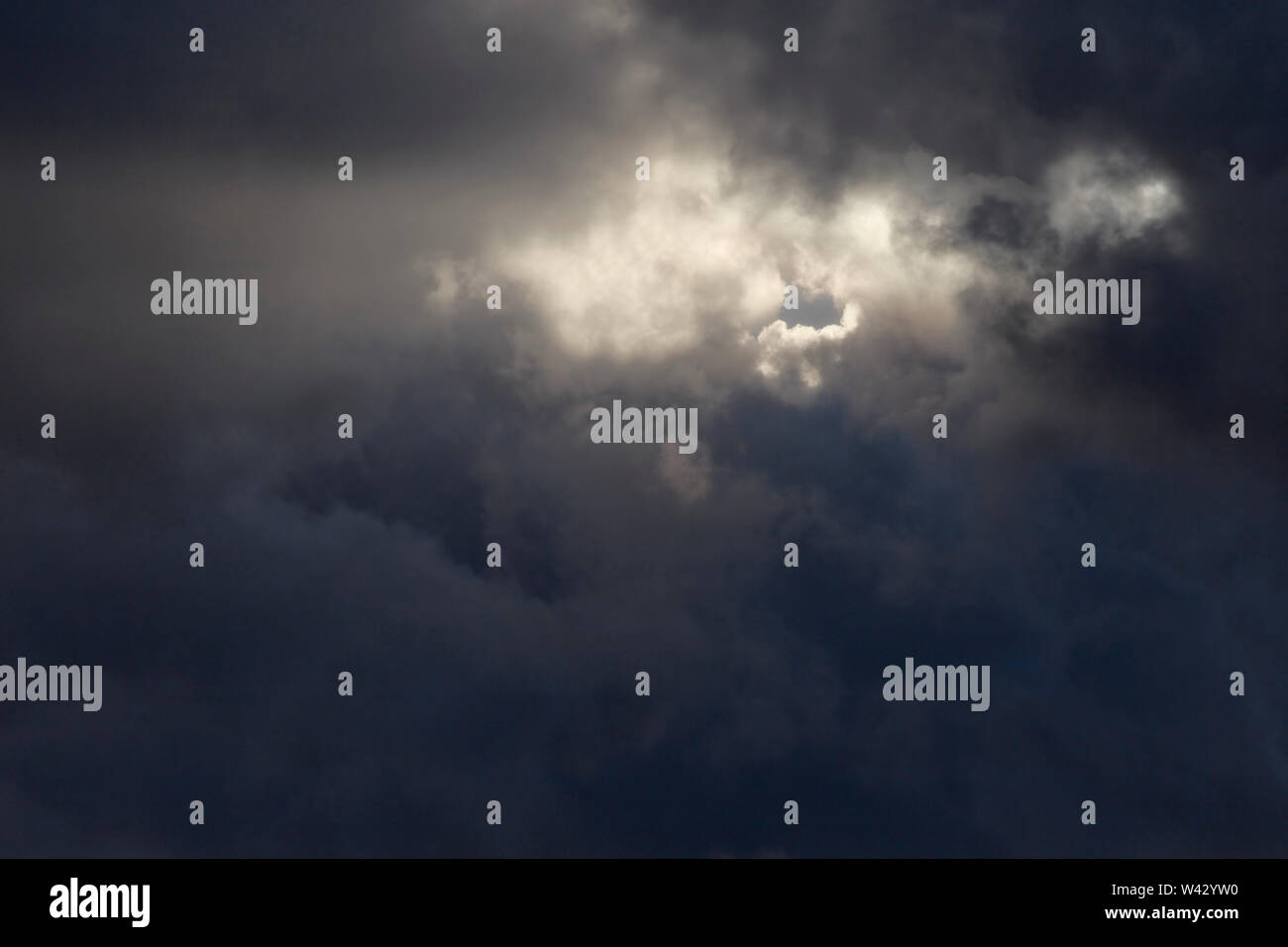 Nuvoloso cielo scuro al crepuscolo durante la tempesta Foto Stock