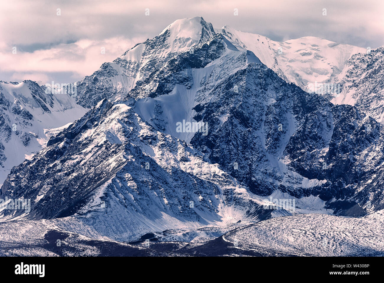 Il picco principale del Nord Chuy ridge. La Siberia. Repubblica di Altai. Federazione russa Foto Stock