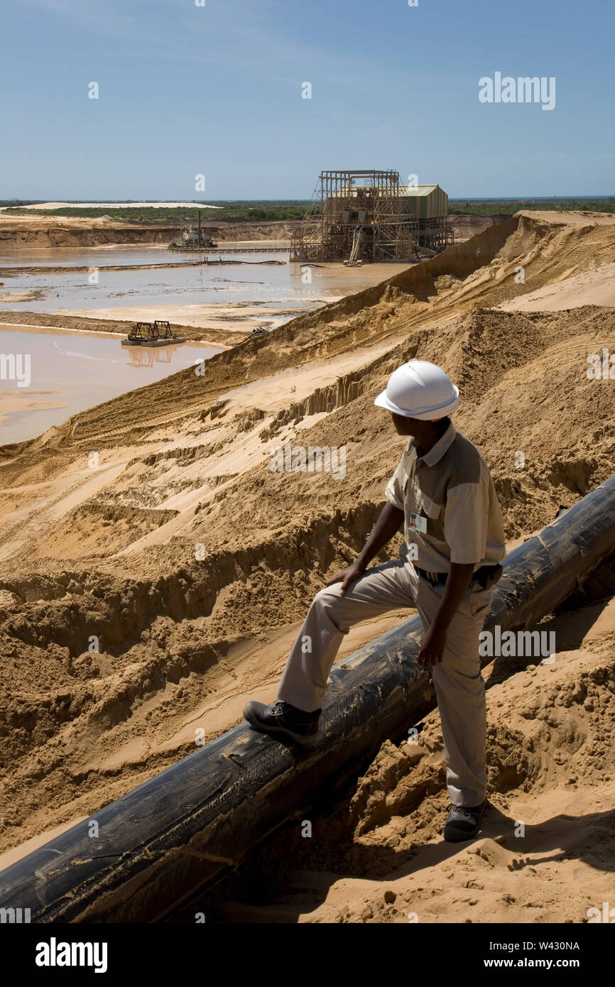 Gestione e trasporto di sabbie minerali di titanio nel sito minerario. Estrazione mineraria da dragaggio in stagni di acqua dolce. Draghe pompa sabbia in impianto concentratore umido. Foto Stock