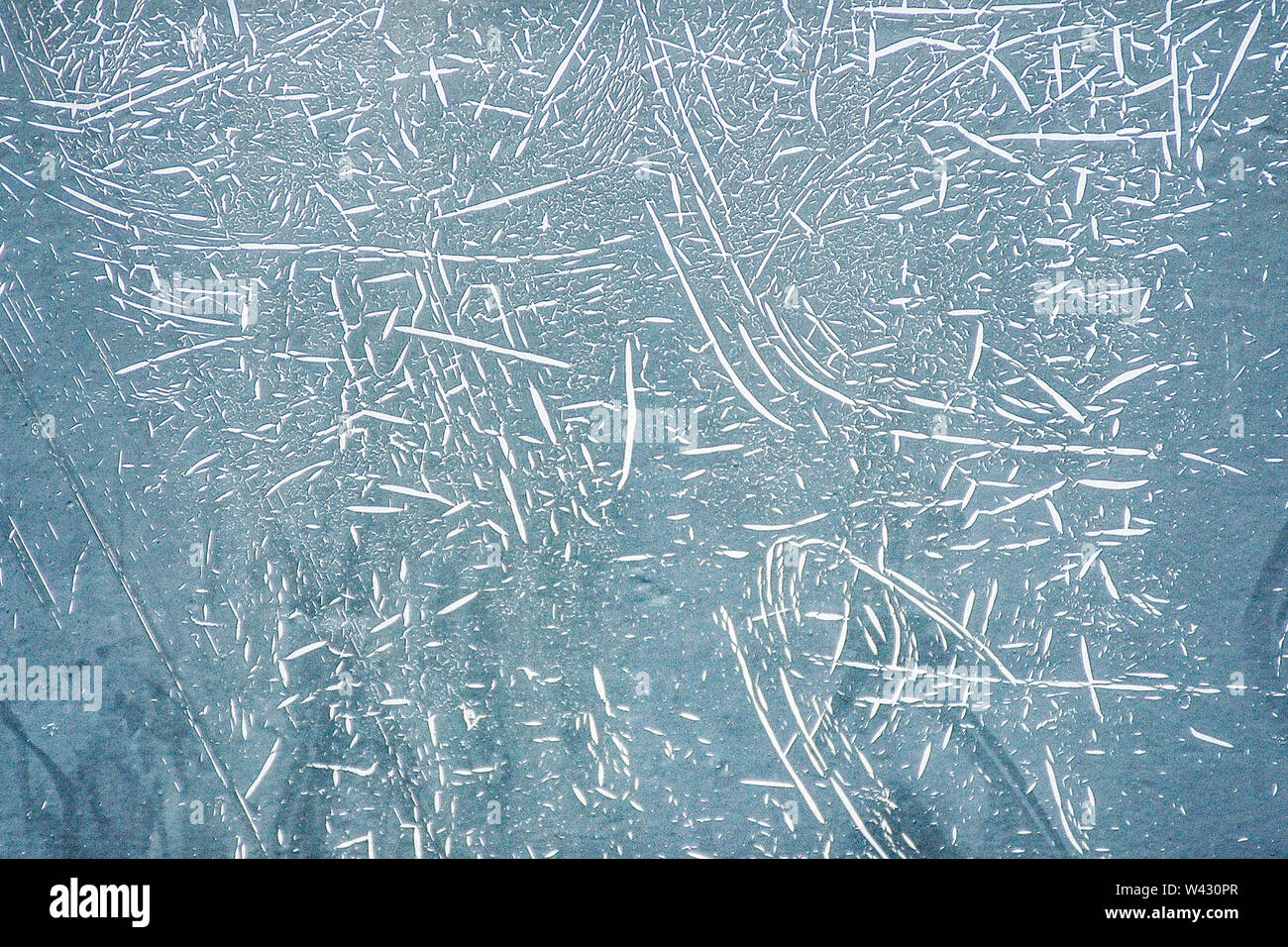 Creative graffiato texture di sfondo nei toni del blu con camera per copia e un grungy look. Foto Stock