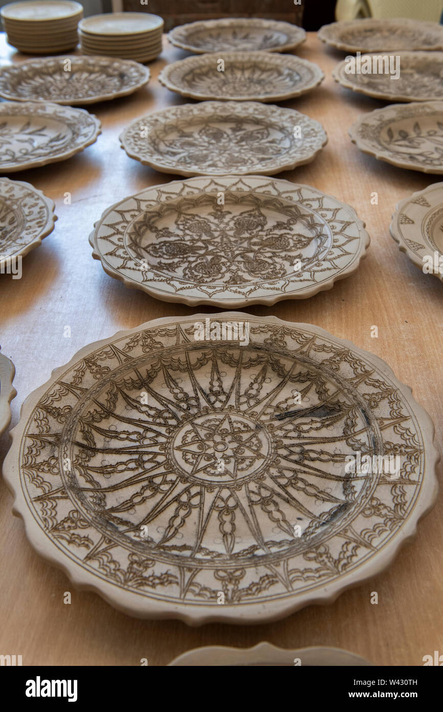 La Grecia, Rodi, la più grande delle isole del Dodecaneso. Bonis ceramica tradizionale, fatto a mano laboratorio di ceramica. Materie lastre di argilla, design inciso a mano. Foto Stock