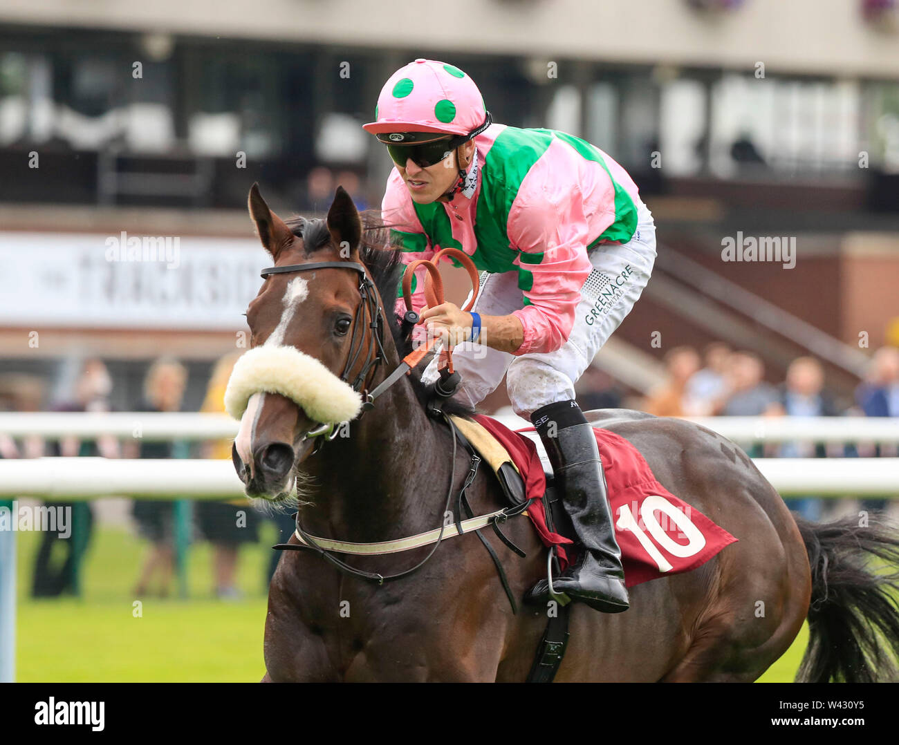 Ippodromo di Haydock, Merseyside, Regno Unito. 19 Luglio, 2019. Haydock Park cavallo di razza in riunione; Treble Treble cavalcato da Kevin Scott (sinistra) corre a vincere il British stallone prigionieri EBF novizio Stakes Credit: Azione Plus sport/Alamy Live News Foto Stock