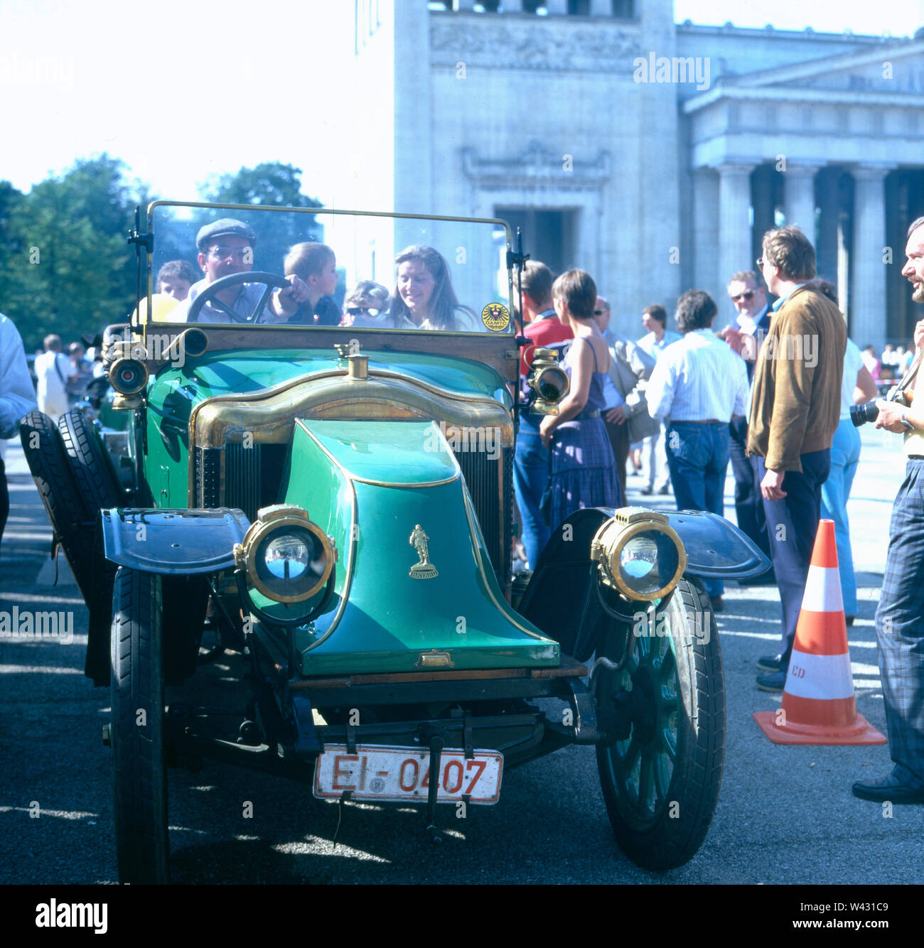 Ein französischer Clement Bayard während einer Autoshow in München Ende der 1980er Jahre. Un Francese Clement Bayard durante un'auto show di Monaco di Baviera verso la fine degli anni ottanta. Foto Stock