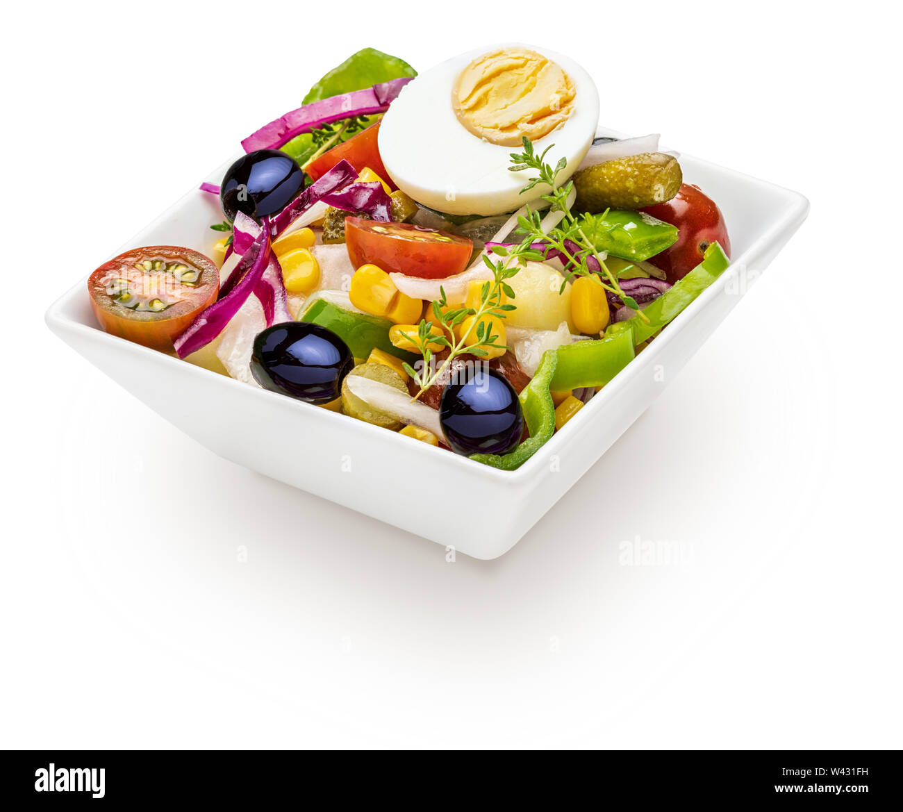 Una sana e fresca insalata (periñaca, piriñaca). Estate Mediterranea dieta. In un recipiente isolato su sfondo bianco. Foto Stock